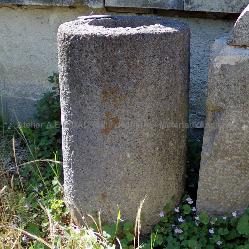 Grey stone small round trough : decorative planter or flower pot - Atelier Alain BIDAL (Provence)
