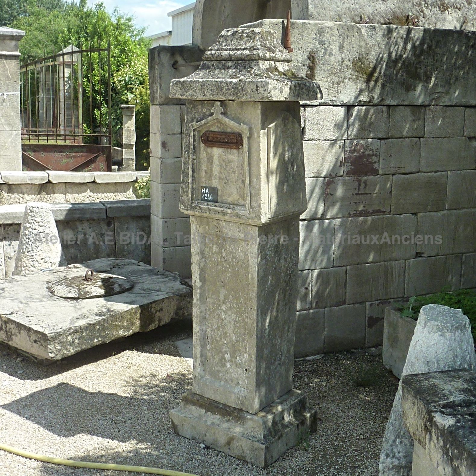 Belle boite aux lettres en matériaux anciens avec chapiteau à moulures.