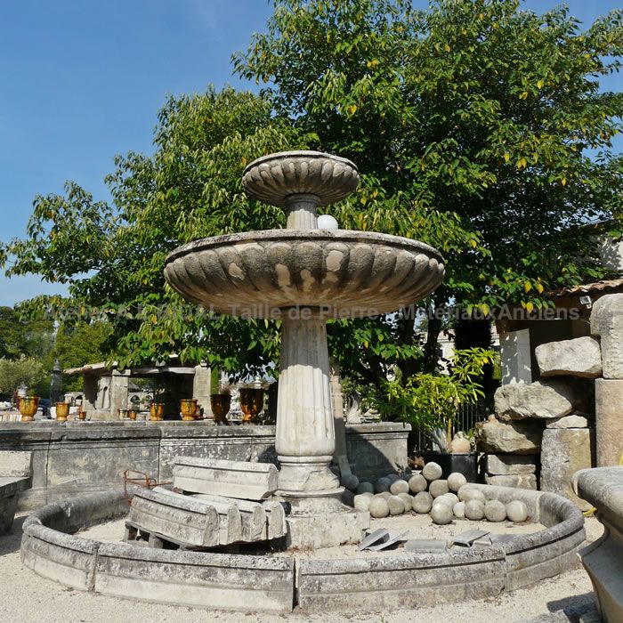 Ancienne fontaine ronde en pierre par Atelier Alain BIDAL Matériaux Anciens - Provence.