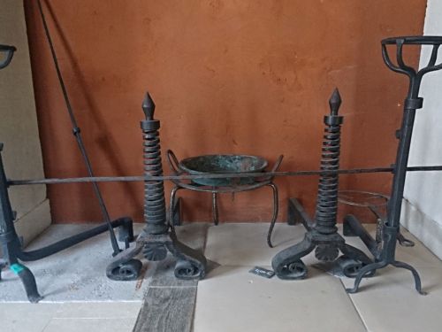 Large choix d'accessoires anciens pour cheminée à la vente chez Alain Bidal en Provence.