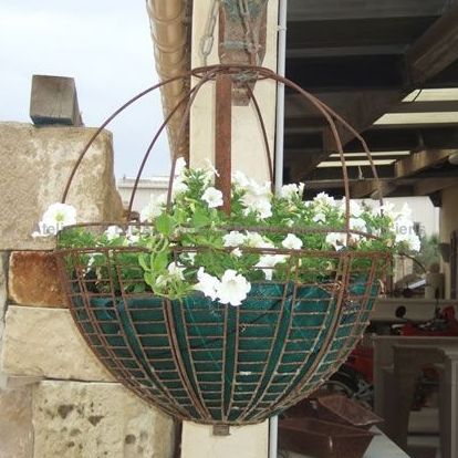 Jardinière artisanale en fer forgé - objets de décoration en matériaux anciens.