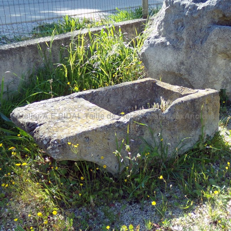 Authentic antique stone washhouse : a nice stone trough to enhance your outdoor space - Atelier Alain BIDAL (Provence)