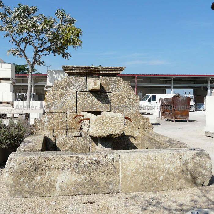 Grande fontaine rustique avec un bac - une fontaine de jardin avec bac de grande dimension.
