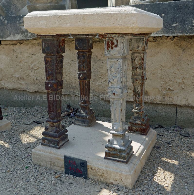 Socle ou petite table en fonte et pierre patinée - Socle en matériaux anciens.