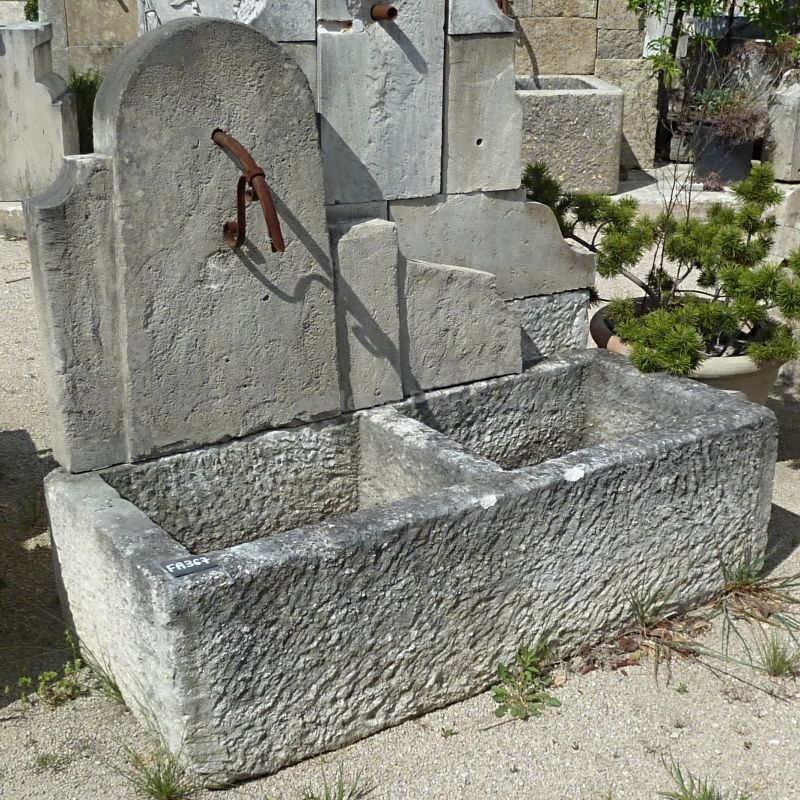 Ancienne fontaine en pierre | Fontaine pour jardin au charme rustique en pierre avec bac ancien.