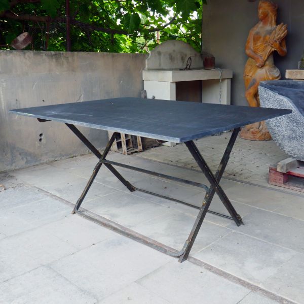 Table en ardoise et fonte - Meuble design d'extérieur par Alain BIDAL Matériaux Anciens en Provence.