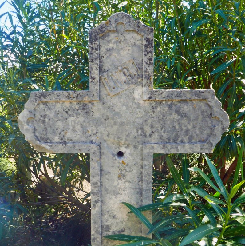 Ancienne croix chrétienne en pierre en vente chez Atelier Alain BIDAL (Provence)