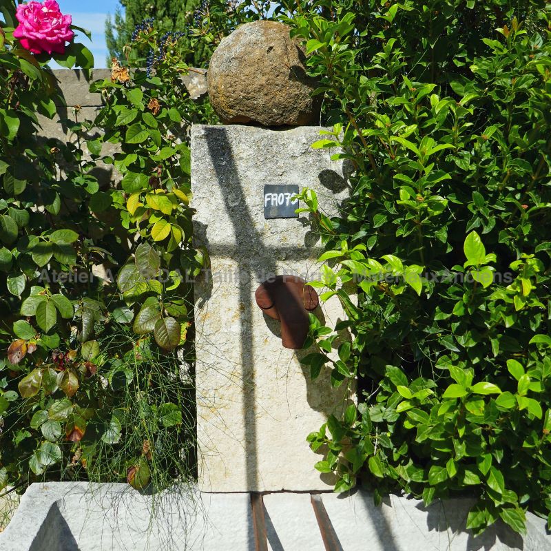 Détail du fronton de notre ancienne fontaine de jardin en pierre - Alain Bidal Matériaux Anciens en Provence.