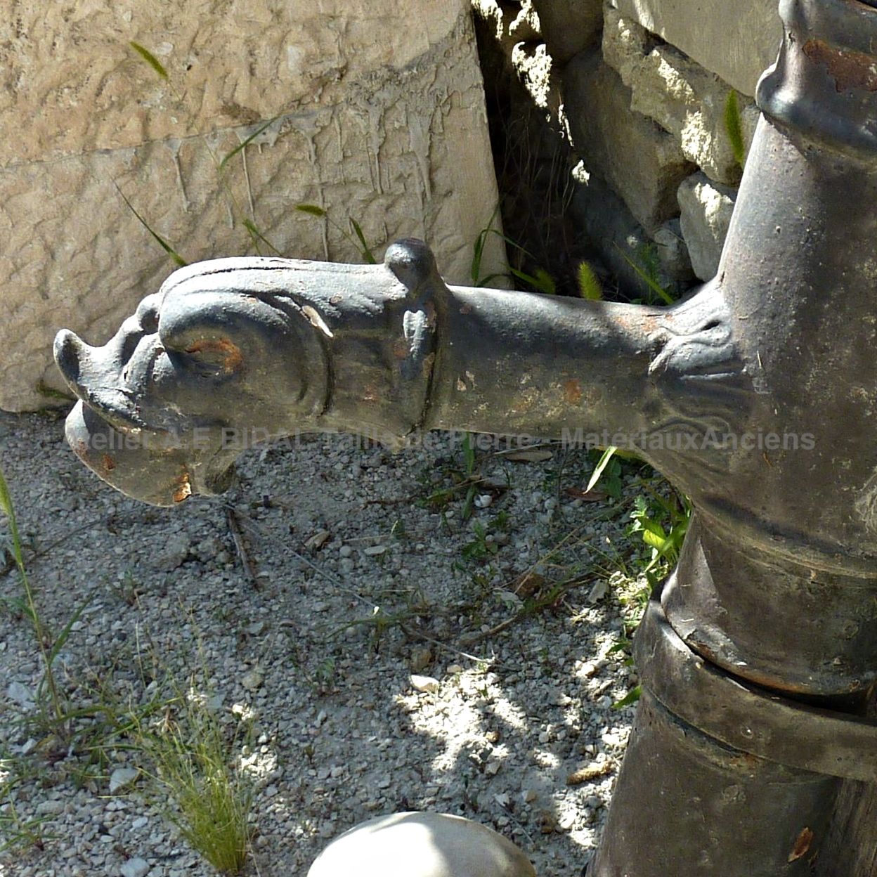 Pompe manuelle de type rustique - la pompe à eau d'antan.
