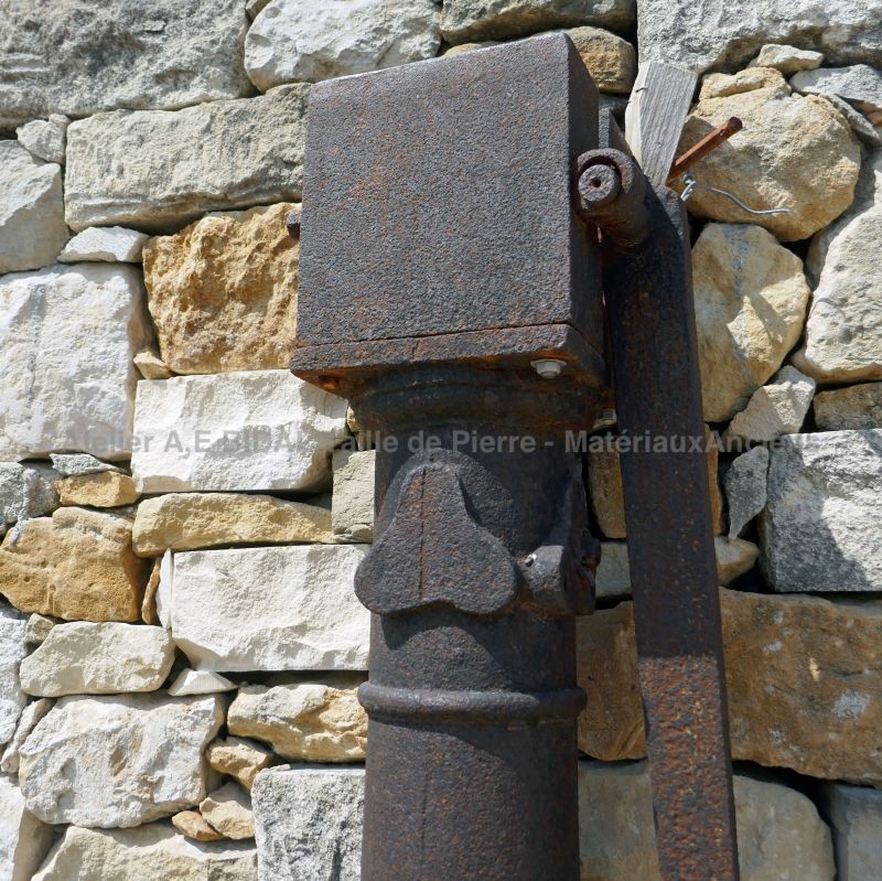 Pompe manuelle en fonte ancienne par Atelier Alain BIDAL