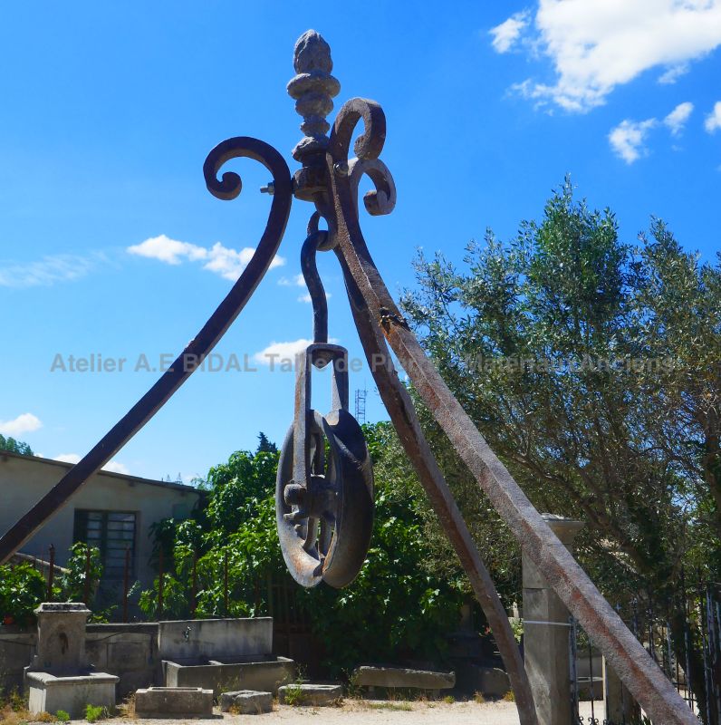 Picture of the old pulley on our round stone and wrought iron well - Atelier Alain BIDAL in Provence
