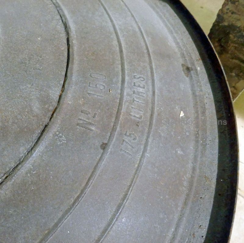 Accessoires cheminée numérotés - chaudron ancien de grande contenance.