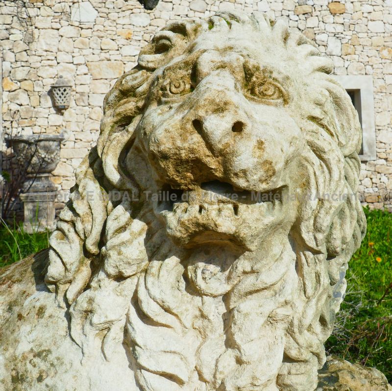 Lion on molded base for pillars : Atelier Alain BIDAL (Provence)