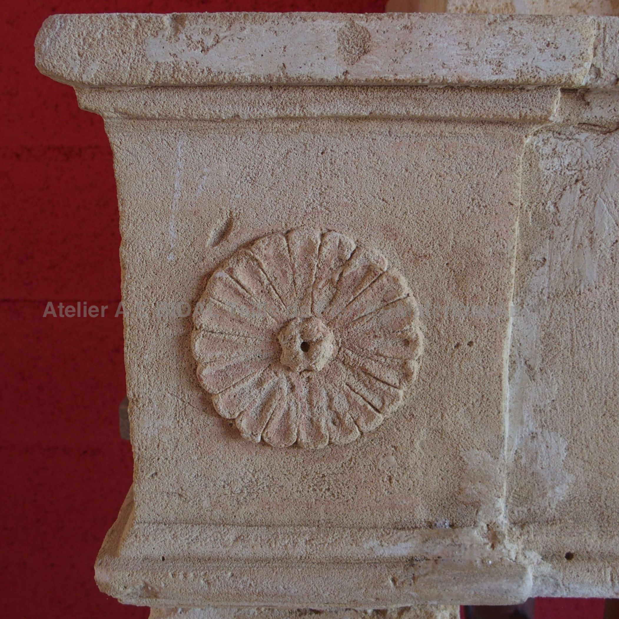 Majestueuse cheminée louis XVI - cheminée à trumeau très travaillé par un tailleur de pierre émérite.