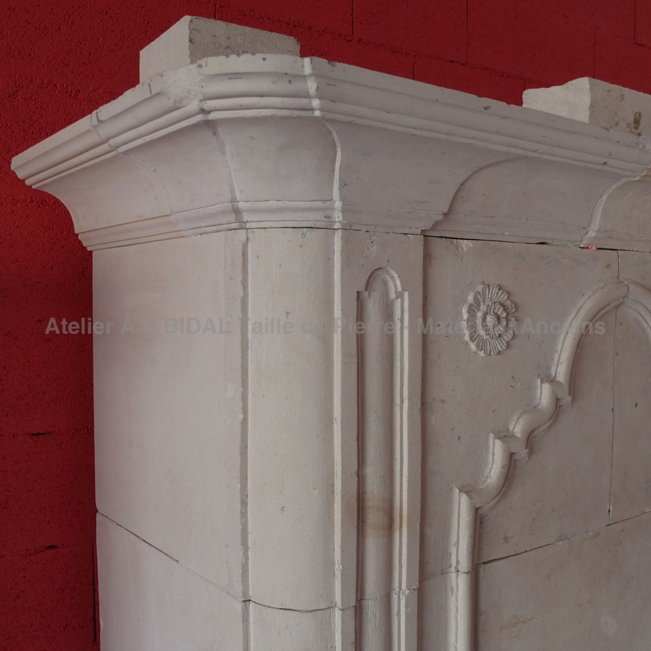 Belle cheminée en pierre taillée soigneusement dans de la pierre véritable.