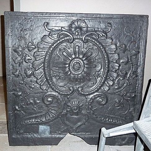 Ancienne plaque en fonte pour cheminée par Alain BIDAL Matériaux Anciens en Provence
