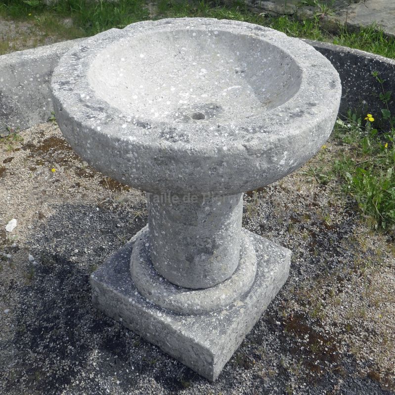 Large vasque sur pied en pierre : un bain à oiseaux rustique du tailleur de pierre Alain BIDAL, Provence