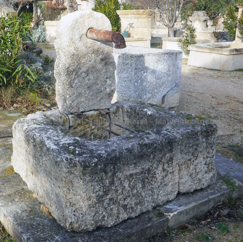 Fontaine en matériaux anciens de petite taille par Les Matériaux Anciens en Provence Alain BIDAL