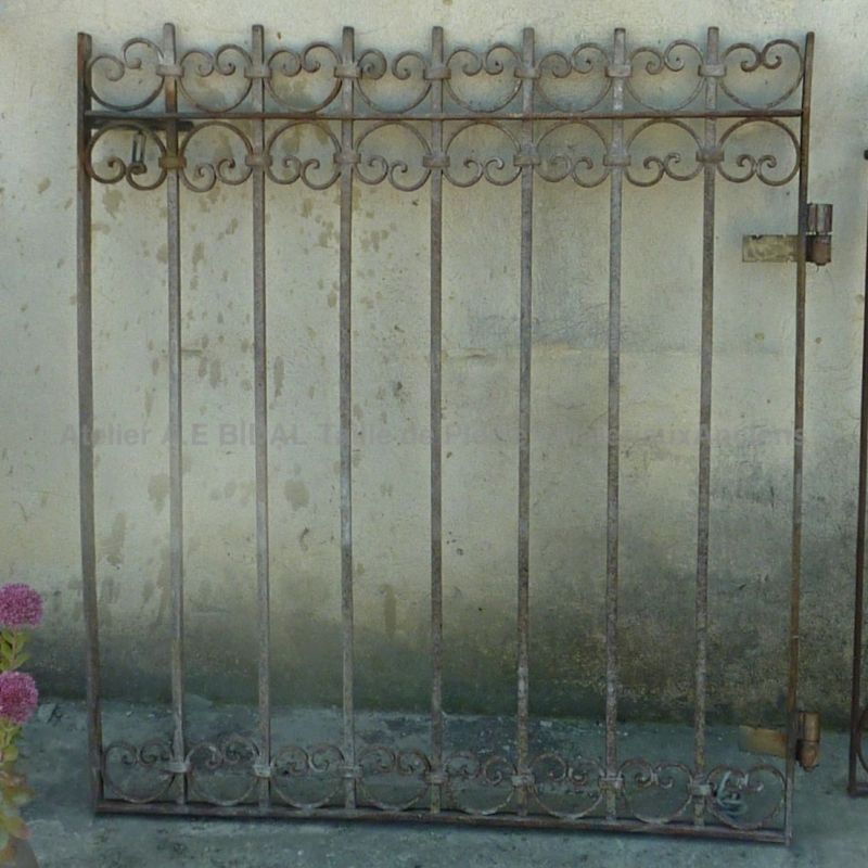 Petit portillon ancien en fer forgé riveté pour jardin ** VENDU