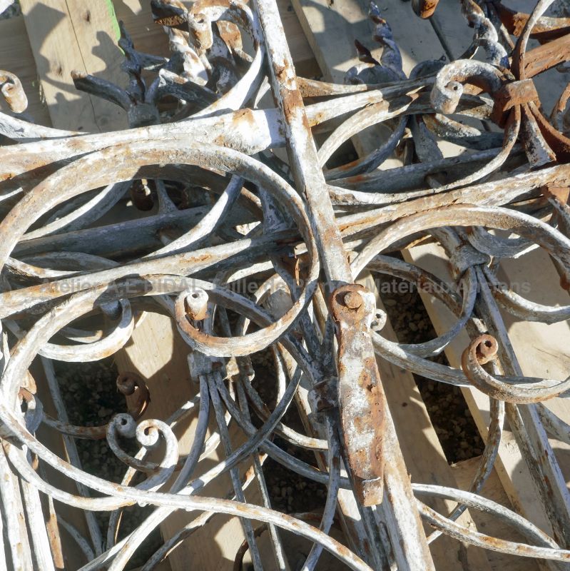 Barrières anciennes en fer forgé de type garde-corps avec portillon - Alain BIDAL Matériaux Anciens en Provence
