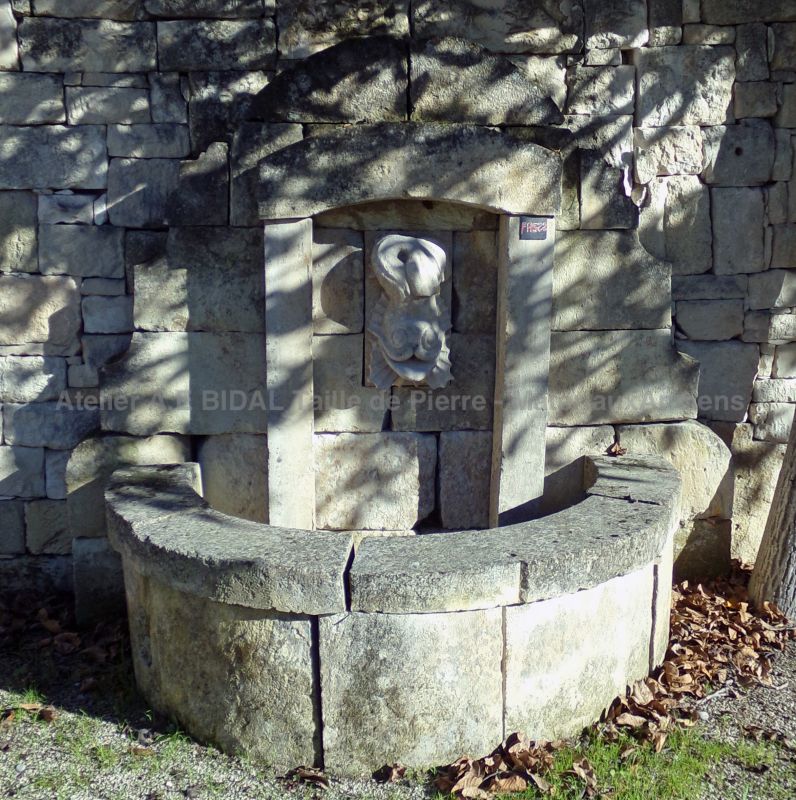 Ancienne fontaine pour jardin en pierre - Fontaine de Provence en vente chez Alain BIDAL Matériaux Anciens
