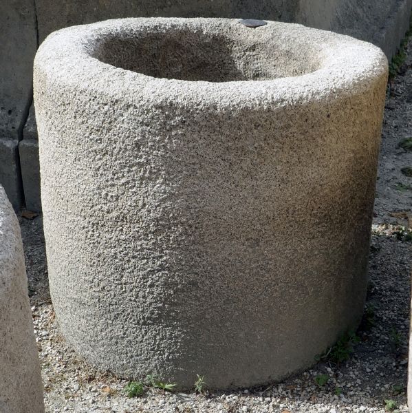 Bac circulaire - bac circulaire pouvant soit devenir une petite jardinière en pierre soit un pot de fleurs très décoratif.