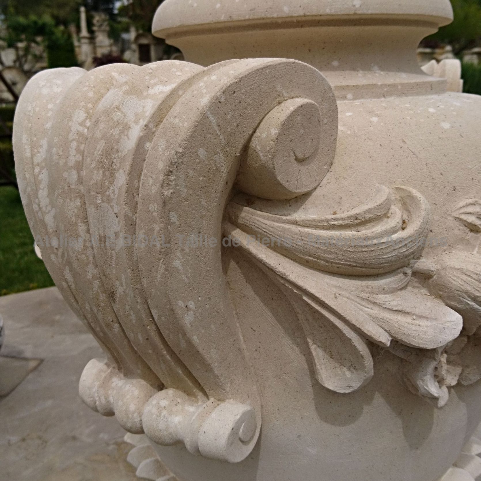 Vase ancien en pierre calcaire pour votre décoration intérieure  - Bidal en Porvence