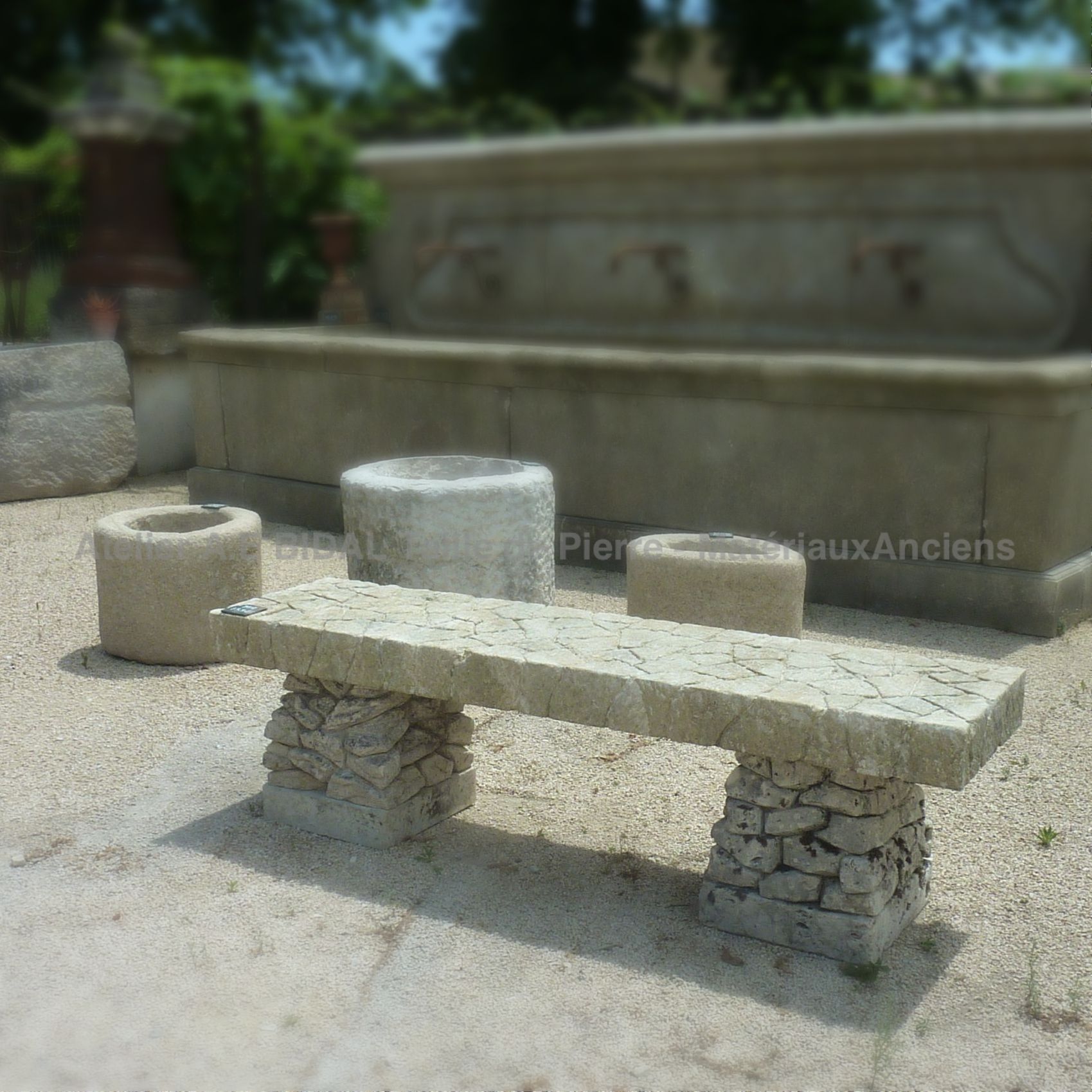 Banc en pierre qui ne demande aucun entretien - mobilier de jardin ancien.