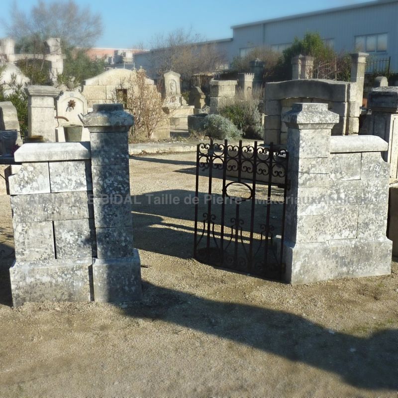 Décoration de jardin en pierre ancienne ǀ Piliers avec murets en pierre naturelle