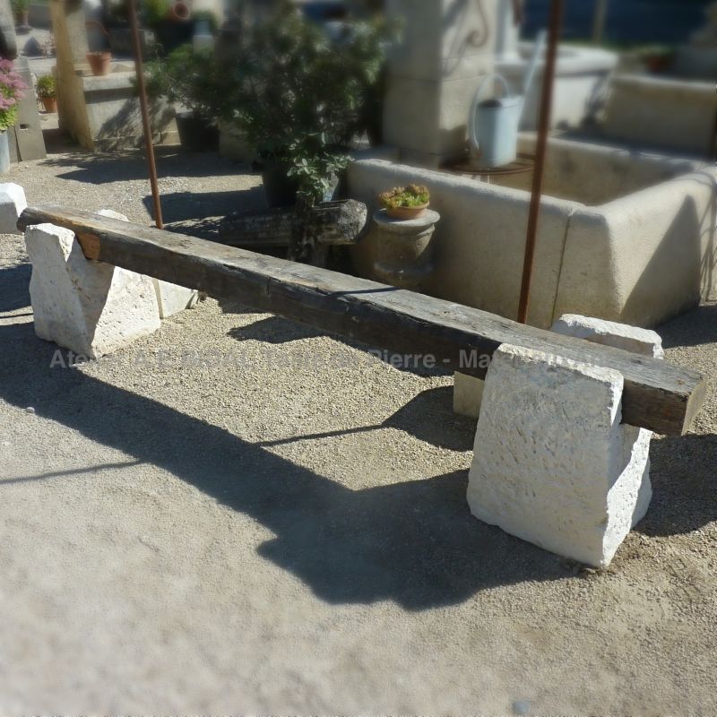 Discover our selection of garden benches like this long bench full of the charm of yesteryear.