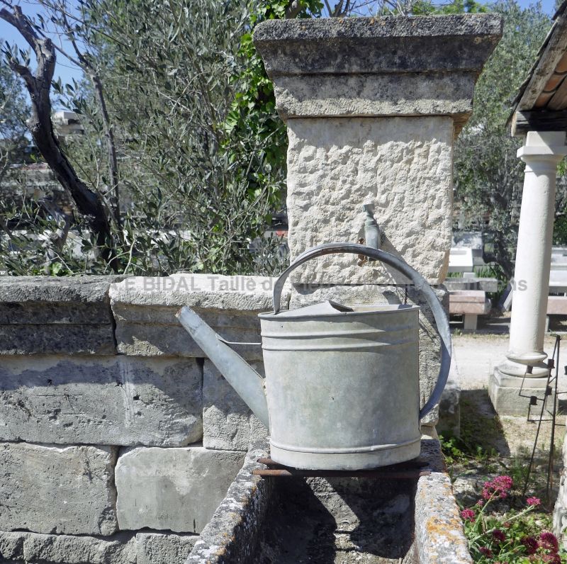 Large garden wall fountain in old weathered stones - Atelier Alain BIDAL (Provence)