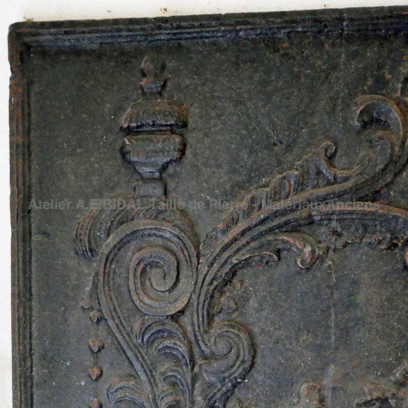 Détail de notre ancienne plaque en fonte de style baroque pour cheminée : coin gauche en haut