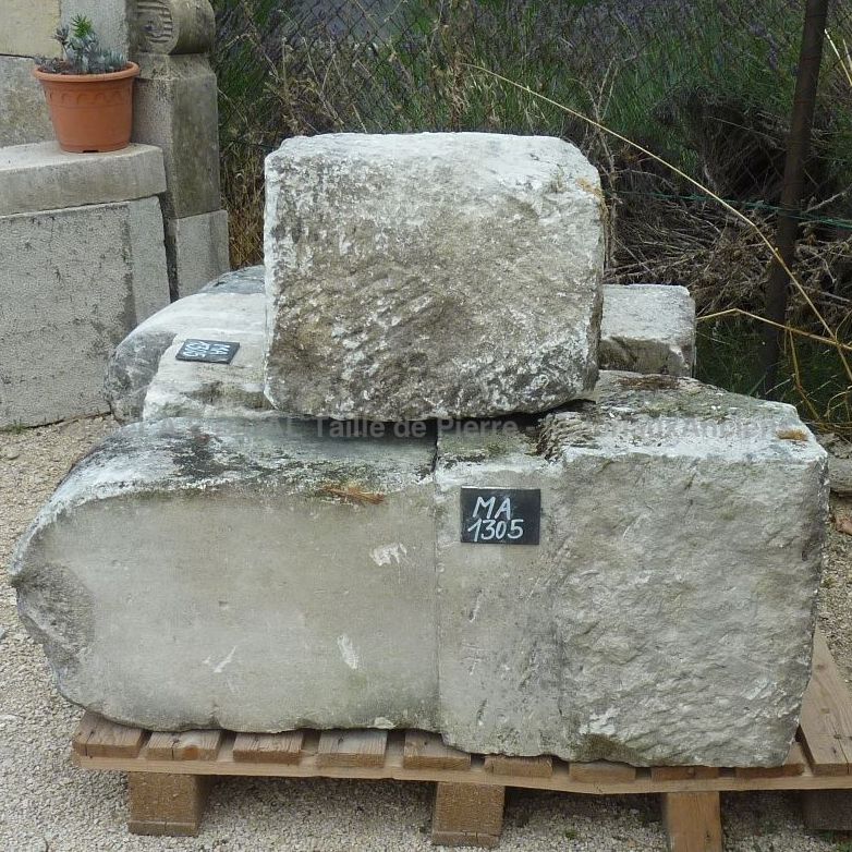 Borne à eau ancienne à pierre patinée - belle borne à eau pour l'extérieur.