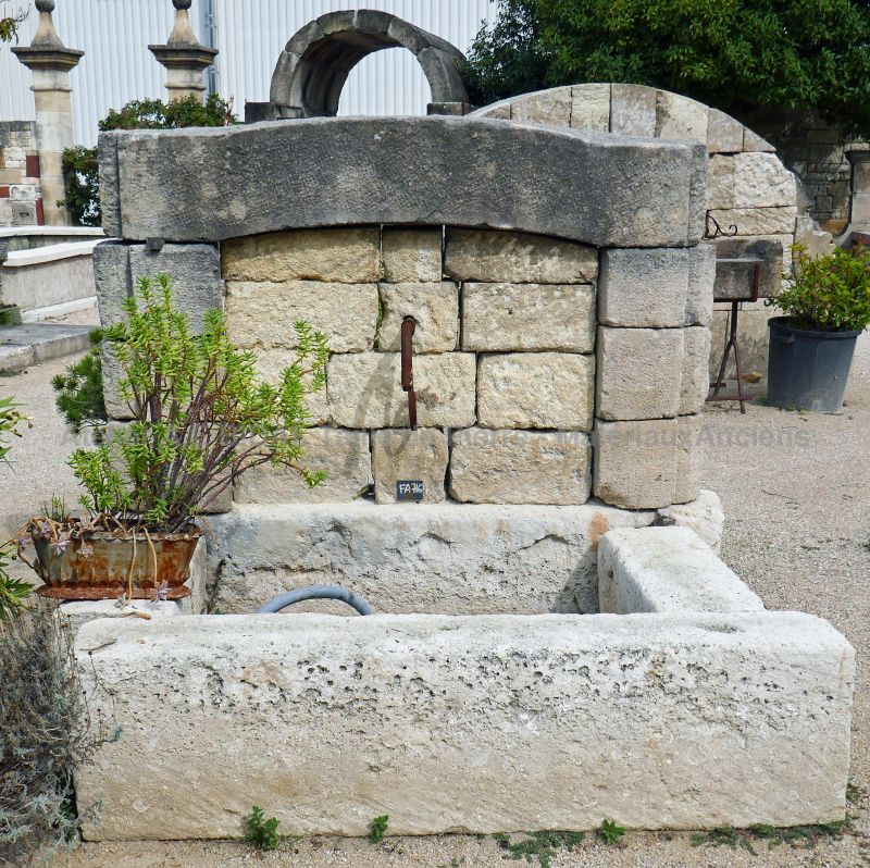 Grande fontaine: notre fontaine murale réalisée en pierres anciennes.