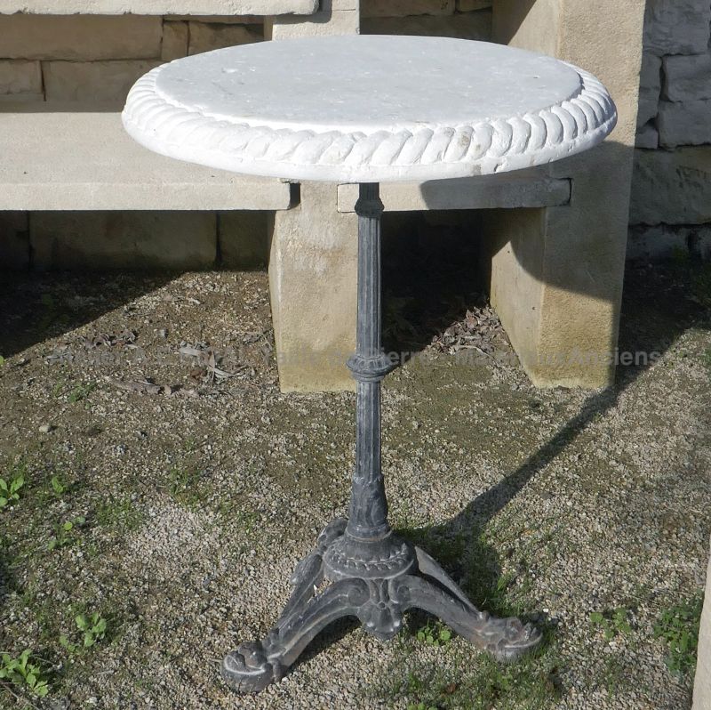 Guéridon avec pied ancien en fonte noire et plateau mouluré en pierre blanche