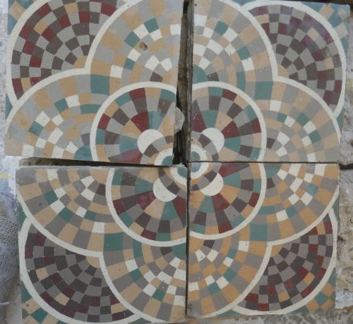 Carreau de ciment ancien à décor floral très coloré : carrelage ancien par l'Atelier Alain BIDAL, Provence