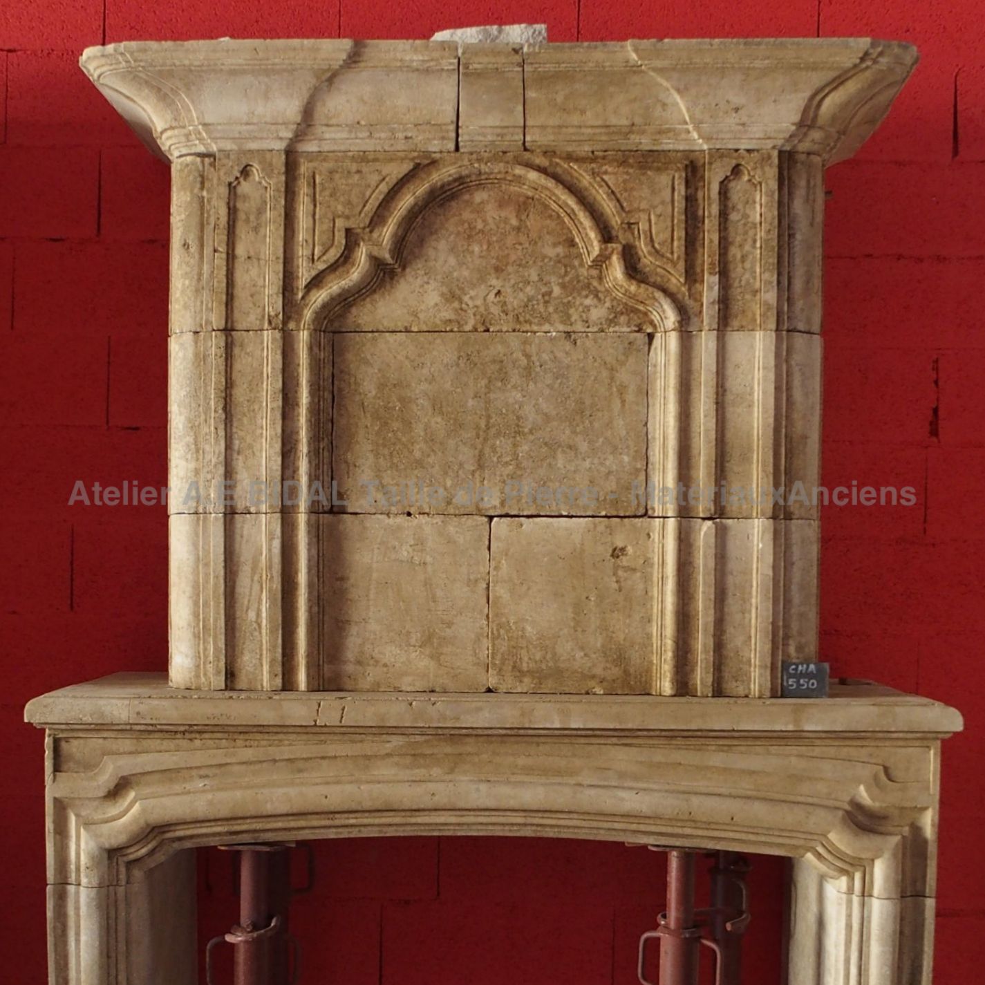 Cheminée à trumeau d'époque - une cheminée traditionnelle d'allure robuste et élégante.