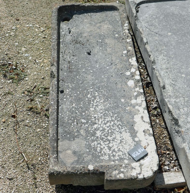 Evier en pierre de type pile provençale pour cuisine d'été.