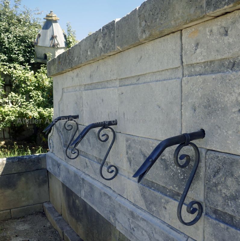 Longue fontaine murale de jardin en vieilles pierres : une élégante fontaine de chez Alain BIDAL, Provence