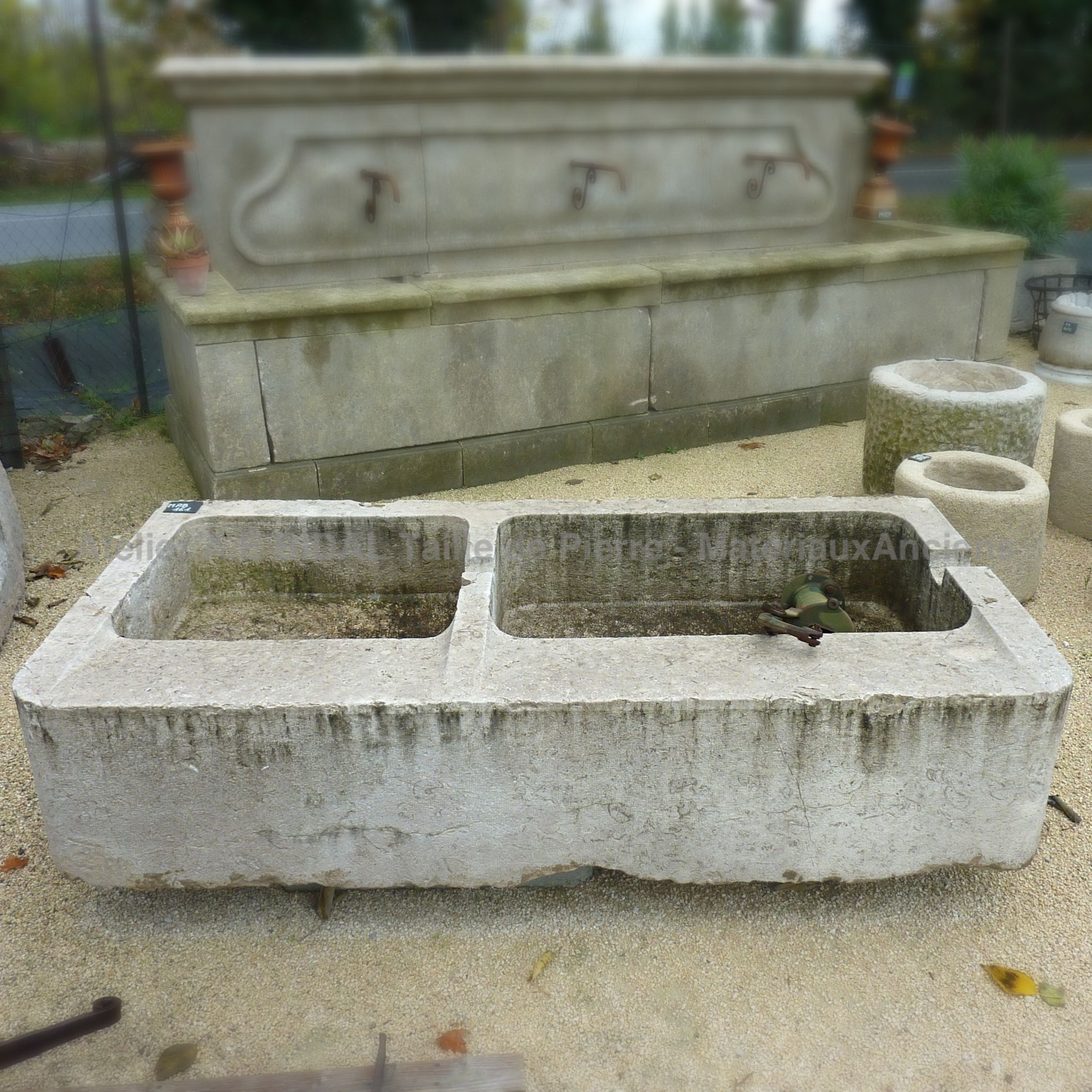 Beau lavoir de village ancien en pierre dure