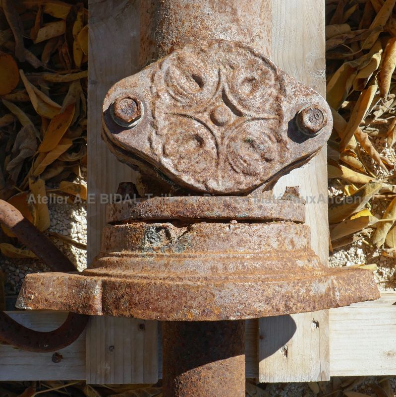 Détail de l'ancienne pompe manuelle en fonte de chez Alain BIDAL
