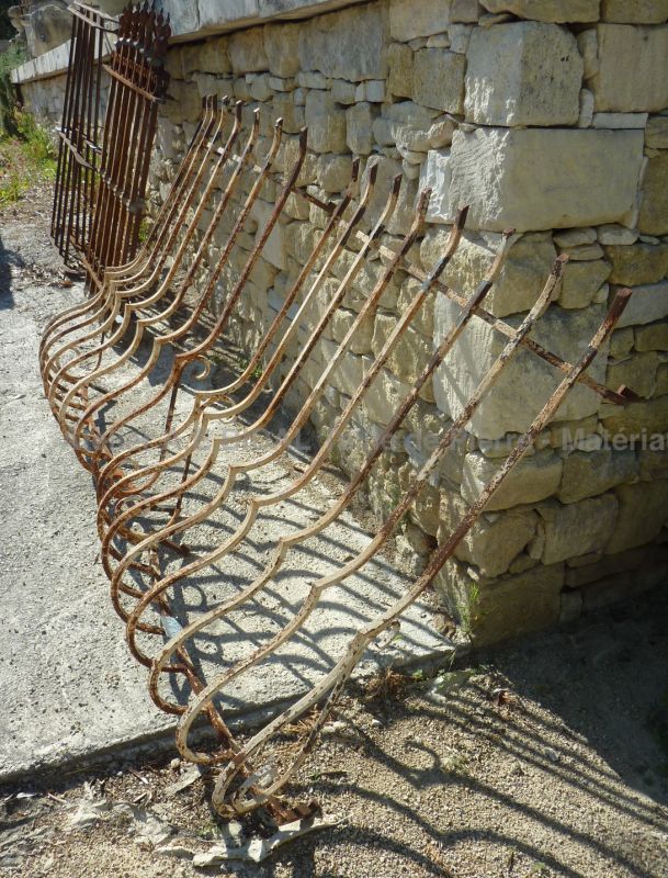 Belle grille ancienne pour la protection et la décoration de fenêtres - grille en fer forgé vendue en lot de deux.