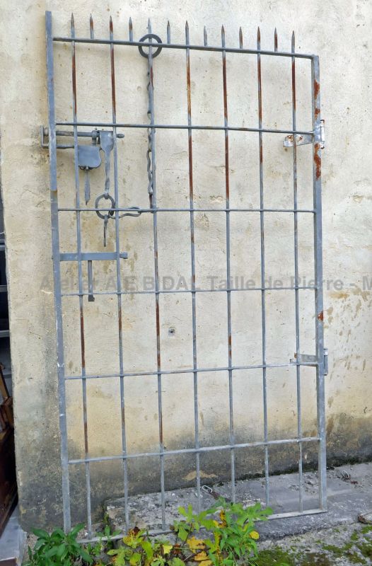 Porte de cave ancienne en métal peint en gris par Les Matériaux Anciens en Provence Alain BIDAL.