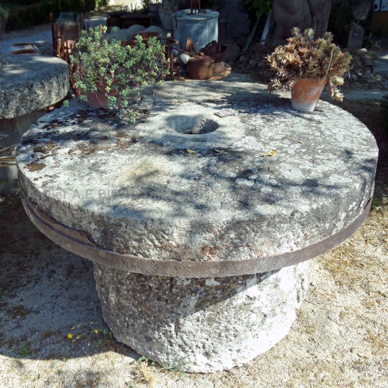 Stone garden furniture : rustic-looking round table in stone - Atelier Alain BIDAL, Provence