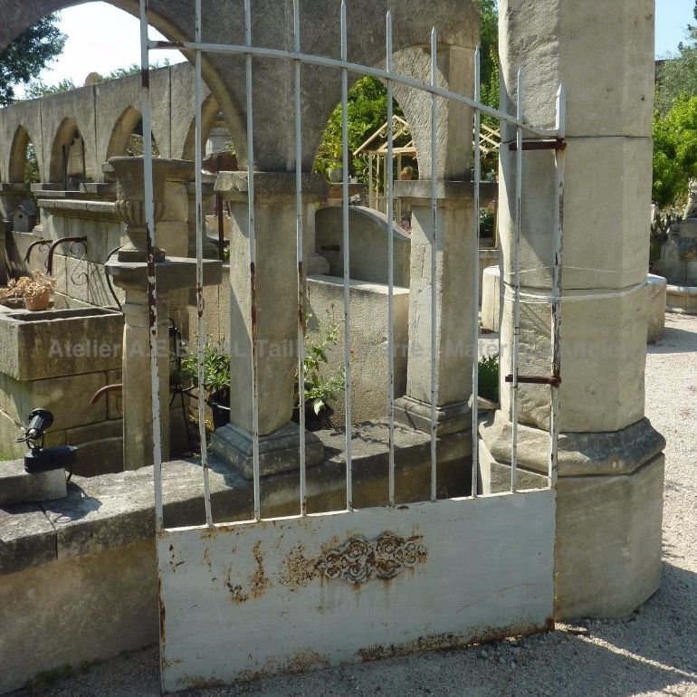 Portail ancien vendu avec ses gonds - portail en fer forgé prêt à être installé.