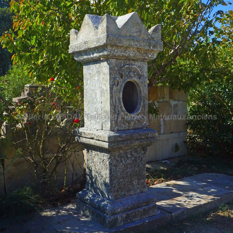 Ancien oratoire en pierre patinée en vente chez Les Matériaux Anciens en Provence Alain Bidal