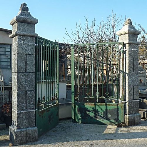 Pilier ancien en pierre de grande taille ǀ Pilier pour entrée d'un parc ou d'une propriété ǀ Piliers en vente par paire chez Alain BIDAL.
