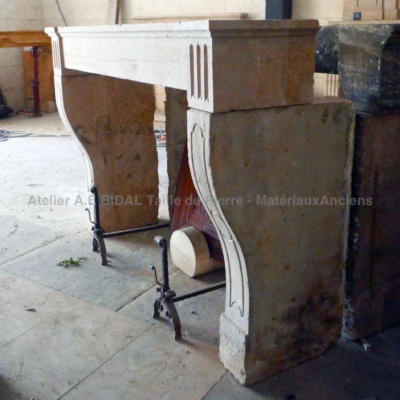 Cheminée Louis XVI en pierre ancienne en vente en Provence chez Atelier Alain BIDAL