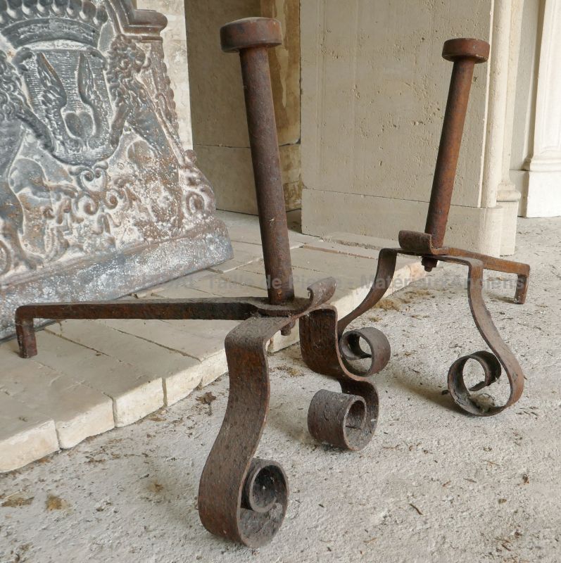 Chenets pour cheminée anciens en fer forgé par Atelier Alain BIDAL - La paire