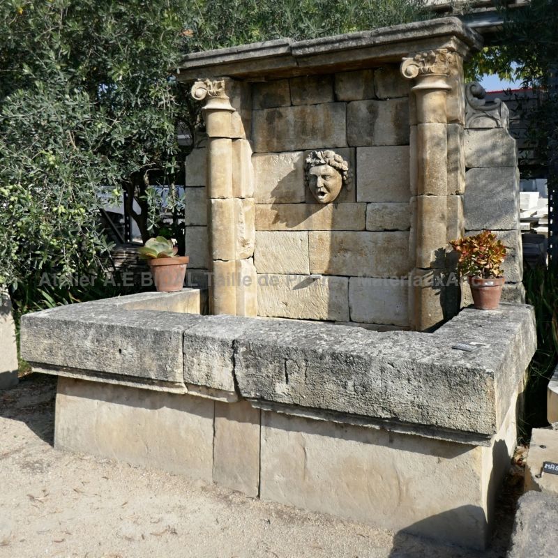 Beautiful large fountain : antique fountain with a very decorative and exceptional style.